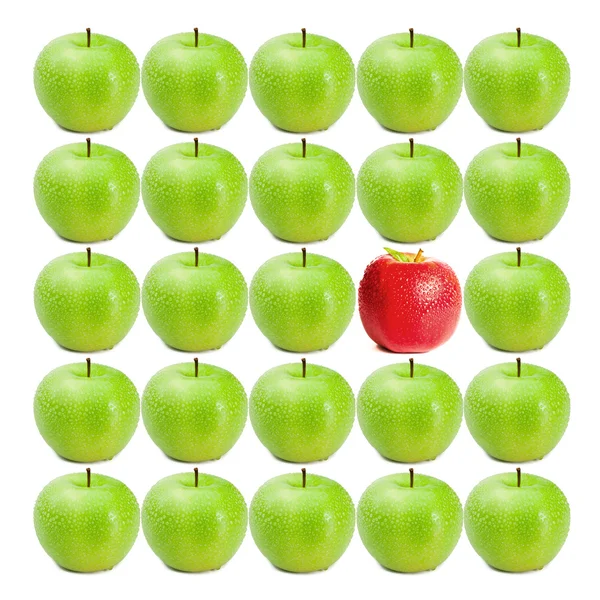 Manzanas húmedas verdes que rodean la manzana roja — Foto de Stock
