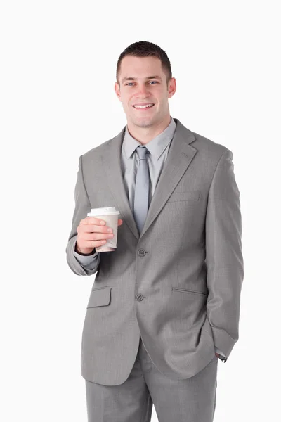 Ritratto di un giovane uomo d'affari con in mano una tazza di tè — Foto Stock