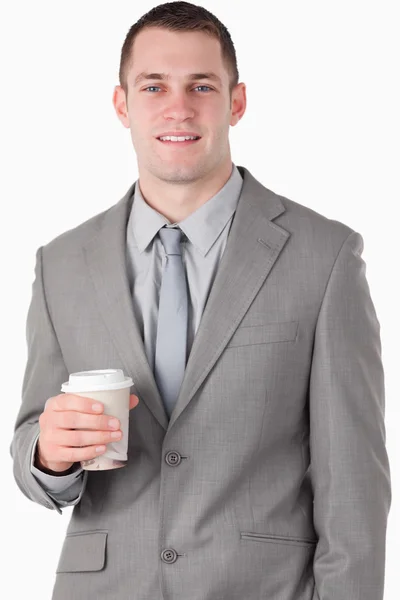 お茶のカップを保持しているハンサムなビジネスマンの肖像画 — ストック写真