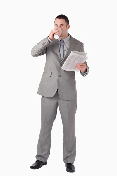 Cof を飲みながら新聞を保持しているビジネスマンの肖像画 — ストック写真