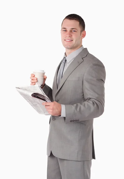 Retrato de um empresário segurando um jornal e uma xícara de chá — Fotografia de Stock
