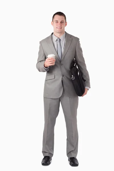 Ritratto di un uomo d'affari che tiene una tazza di tè e un computer ba — Foto Stock