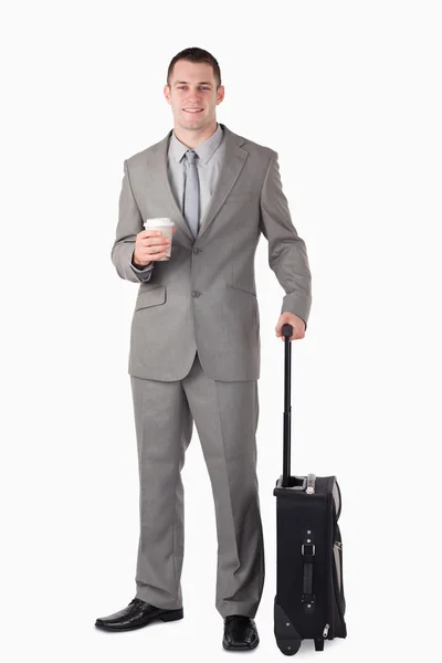 Portret biznesmen posiadania filiżankę herbaty i walizki — Zdjęcie stockowe