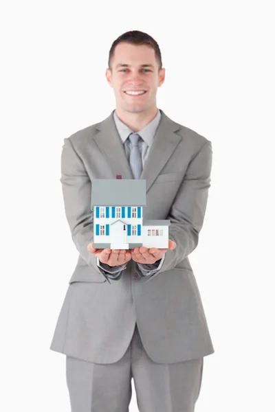 Portrét podnikatel drží miniaturní dům — Stock fotografie