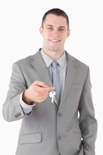 Retrato de un joven empresario mostrando un juego de llaves — Foto de Stock