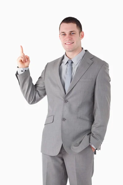 Retrato de um jovem empresário sorridente apontando para algo — Fotografia de Stock