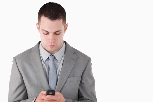 Biznesmen wybierania na swój telefon komórkowy — Zdjęcie stockowe