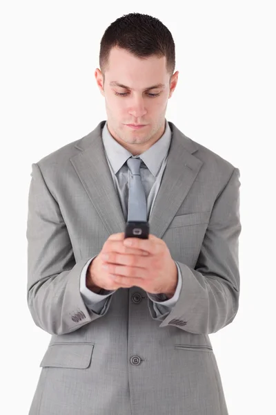 Porträt eines Geschäftsmannes, der auf seinem Handy wählt — Stockfoto