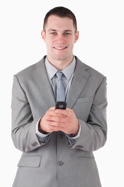 Porträtt av en affärsman som håller hans mobiltelefon — Stockfoto