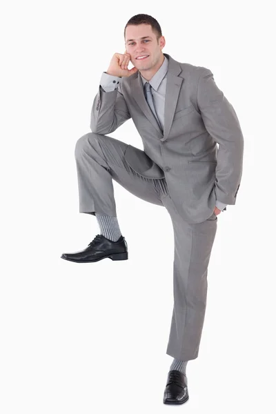 Portret van een zakenman met zijn voet op iets — Stockfoto