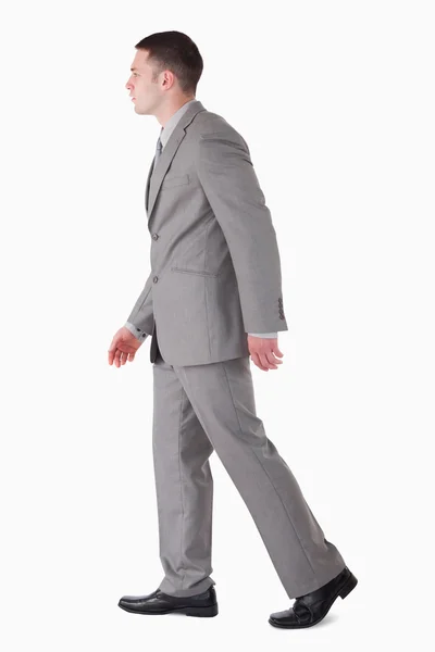 Yürüyen bir iş adamının portresi — Stok fotoğraf