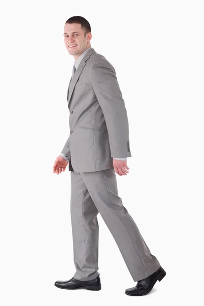 歩いて笑顔ビジネスマンの肖像画 — ストック写真