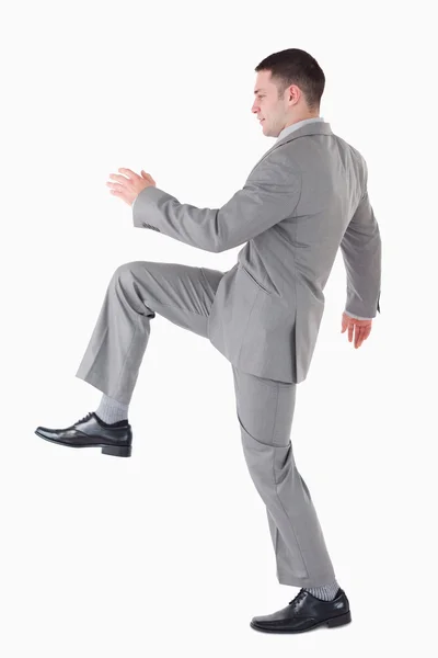 Retrato de um homem de negócios levantando a perna — Fotografia de Stock
