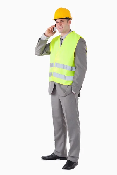 Retrato de um construtor sorrindo fazendo um telefonema — Fotografia de Stock