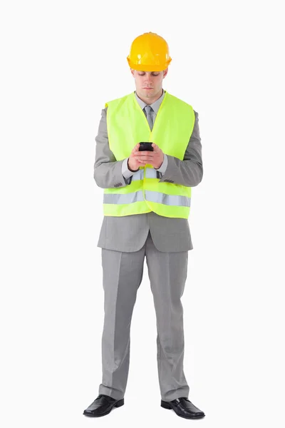 Retrato de um jovem construtor usando seu celular — Fotografia de Stock