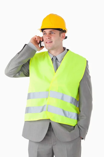 Portrait of a handsome builder using his cellphone — Stock Photo, Image