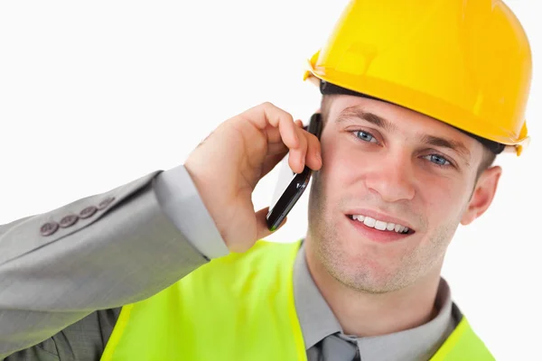 Närbild på en unga byggare att göra ett telefonsamtal — Stockfoto