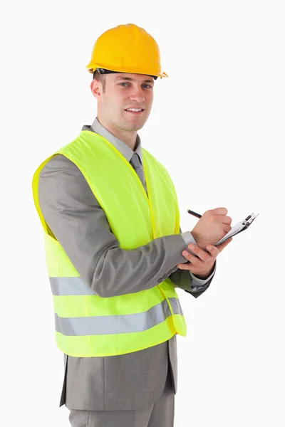 Retrato de um construtor sorridente segurando uma área de transferência — Fotografia de Stock