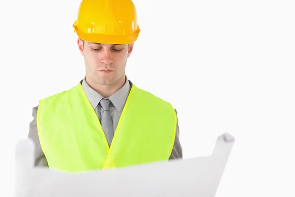 Builder looking at a plan — Stock Photo, Image
