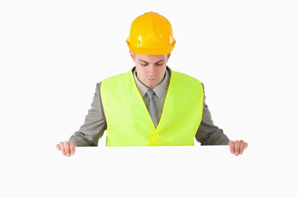 Construtor olhando para um painel em branco — Fotografia de Stock