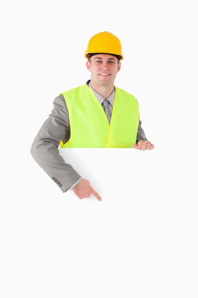 Portret van een bouwer wijzend op iets — Stockfoto