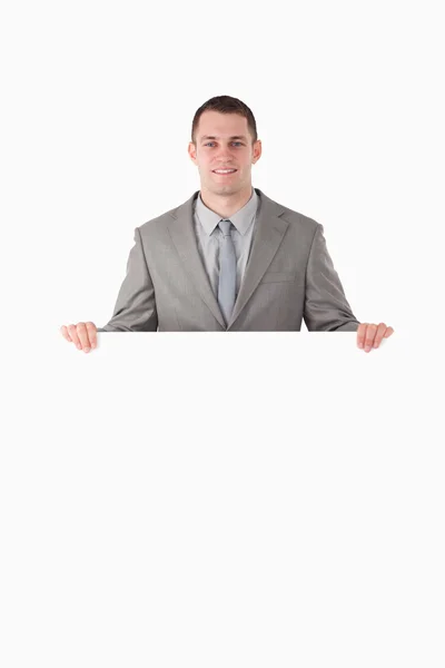 Retrato de un empresario detrás de un panel en blanco — Foto de Stock