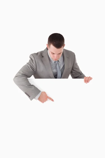 Retrato de um homem de negócios apontando para algo em um painel — Fotografia de Stock