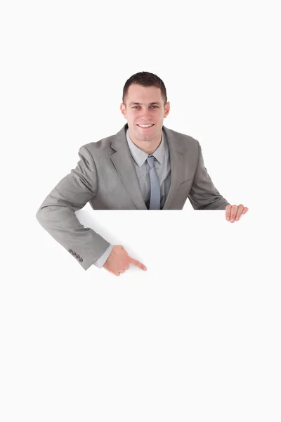 Retrato de um empreendedor sorridente apontando para algo — Fotografia de Stock