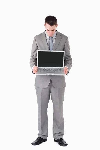 Porträt eines Geschäftsmannes, der auf einen Laptop blickt — Stockfoto
