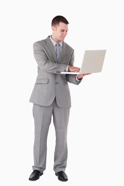 一名商人，使用一台笔记本电脑的肖像 — 图库照片