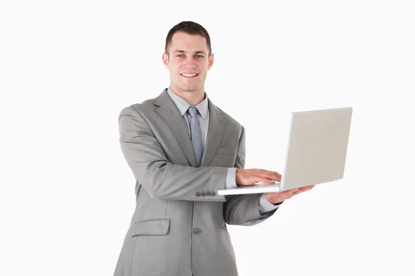 Empresário posando com um laptop — Fotografia de Stock
