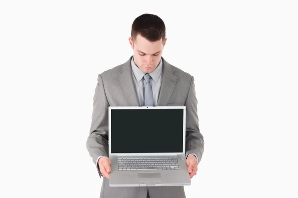 Homme d'affaires montrant un ordinateur portable — Photo
