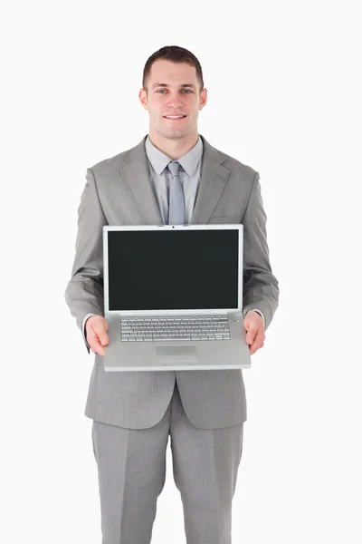 Retrato de um homem de negócios mostrando um laptop — Fotografia de Stock