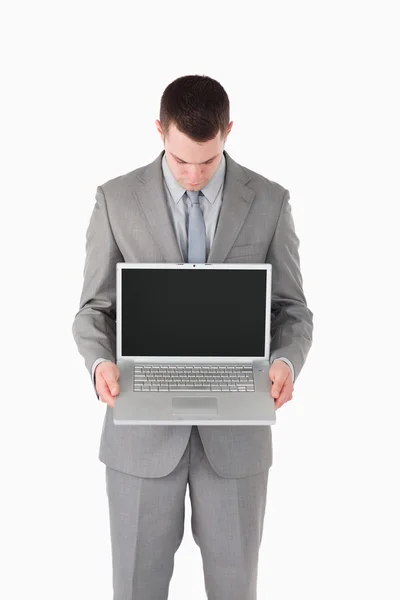 Porträt eines Geschäftsmannes, der auf den Bildschirm eines Laptops blickt — Stockfoto