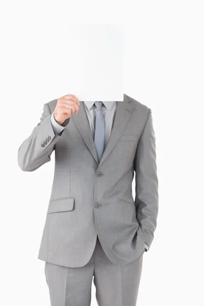 Portret van een zakenman zijn gezicht achter een lege paneel verbergen — Stockfoto