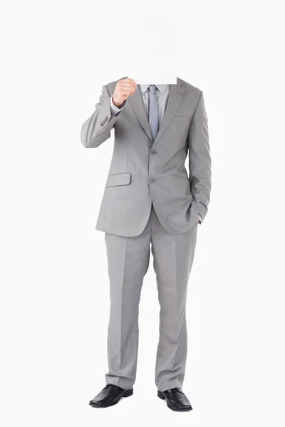 Ritratto di un uomo d'affari che tiene un pannello bianco davanti al suo — Foto Stock