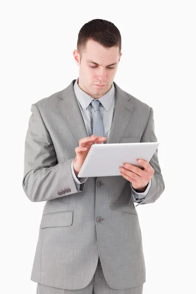 Retrato de un hombre de negocios usando una tableta — Foto de Stock