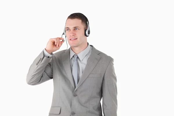 Homem de negócios usando um fone de ouvido — Fotografia de Stock