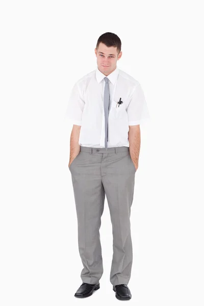 Porträtt av en kontorist med händerna på hans fickor — Stockfoto