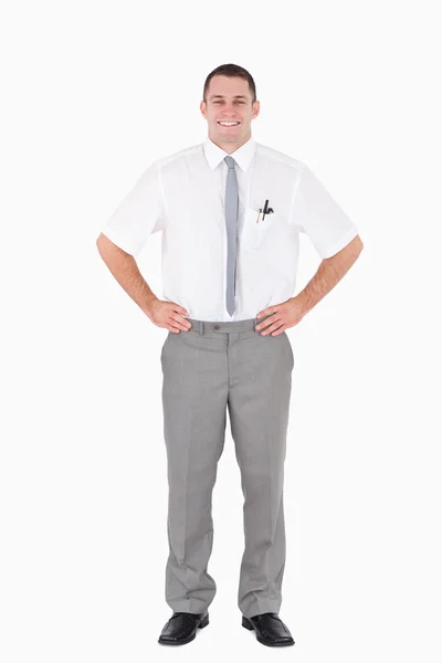 Porträtt av en kontorist med händerna på hans höfter — Stockfoto