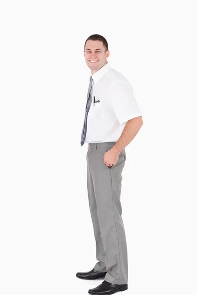 Портрет молодого офисного работника с руками на карманах — стоковое фото