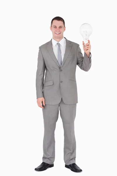 Porträtt av en affärsman som innehar en glödlampa — Stockfoto