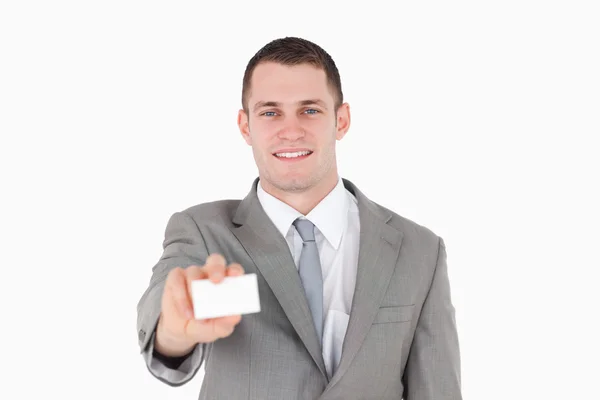 Χαμογελώντας επιχειρηματίας δείχνει μια κενή επαγγελματική κάρτα — Φωτογραφία Αρχείου
