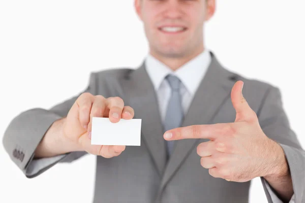 Empresário apontando para um cartão de visita em branco — Fotografia de Stock