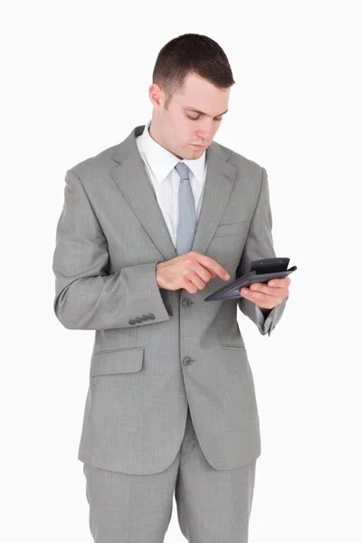 Porträt eines Geschäftsmannes, der mit einem Taschenrechner arbeitet — Stockfoto