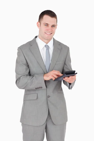 Portrait d'un homme d'affaires souriant travaillant avec une calculatrice — Photo