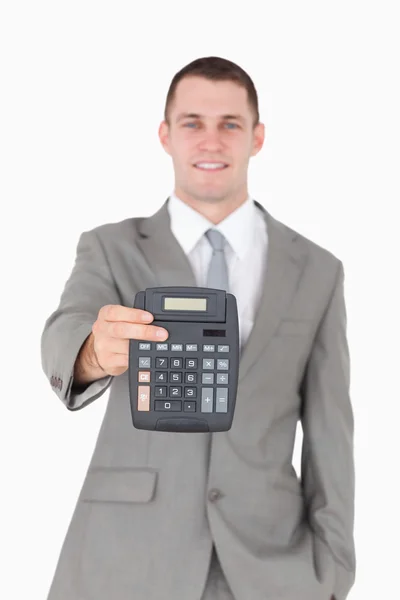 Retrato de um homem de negócios mostrando uma calculadora — Fotografia de Stock