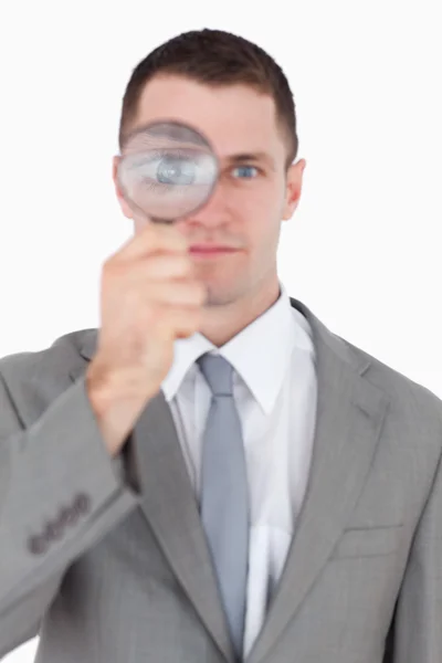 Portret van een zakenman die door een vergrootglas kijkt — Stockfoto