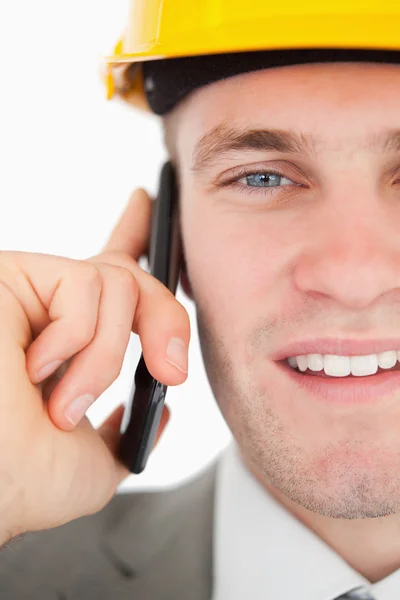 Närbild av en leende arkitekt att göra ett telefonsamtal — Stockfoto