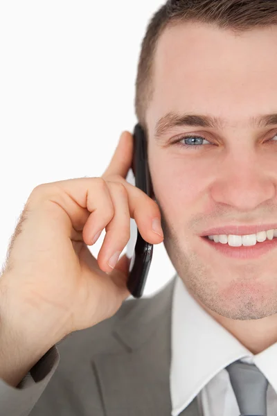 Primo piano di un uomo d'affari sorridente che fa una telefonata — Foto Stock